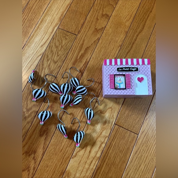 Kids “I Love Paris” Themed Bathroom Set with Eiffel Tower and Poodle Design - Picture 2 of 3